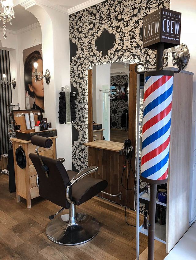 Herrenplatz mit Barber-Pole vor der Ornament-Tapete